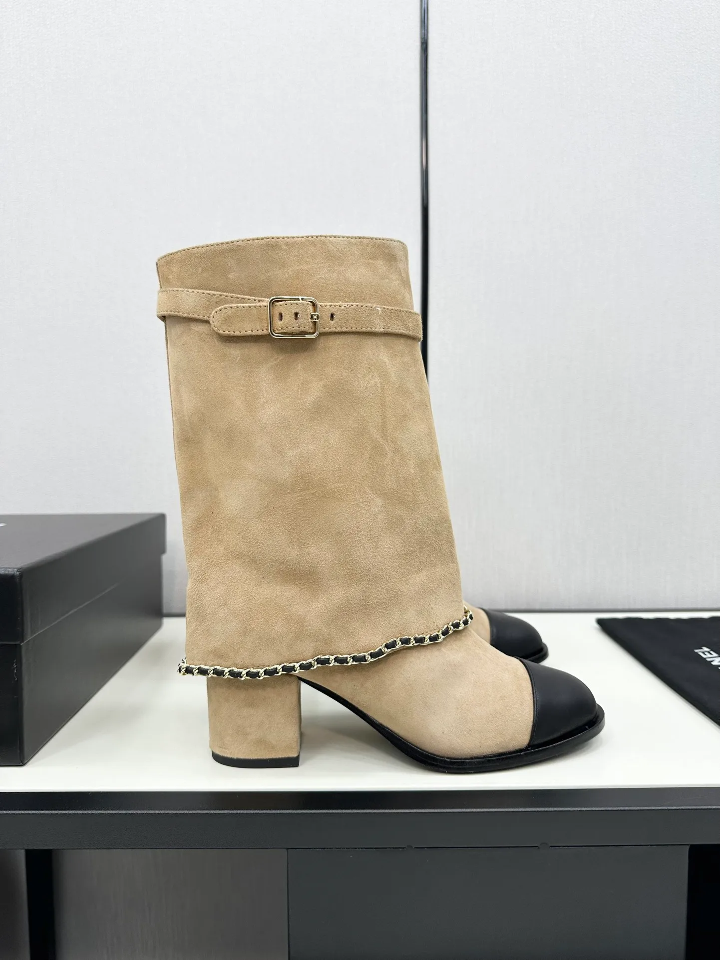 👟👟Ex-factory price 740👟👟Chanel🆕 24b new double c autumn and winter boots Chanel autumn and winter heavy industry explosive short boots🔥 Xiaohongshu highly recommends this style, it looks good with any combination, a must-have for fashion, Ms. Chanel loves simple and irresistible styles💋Coloring shows a unique style, free mix and match to shine⚡️Follow the fashionable steps of the tight-flavored grandma! ! ! Enlarge the exquisite details to see ✔Original molded hardware buckle ✔Top version made by purchasing agent★The upper is made of original Yangjing cowhide, sheepskin lining, sheepskin feet, code number 35-40 (40, 41 customization is not returnable)